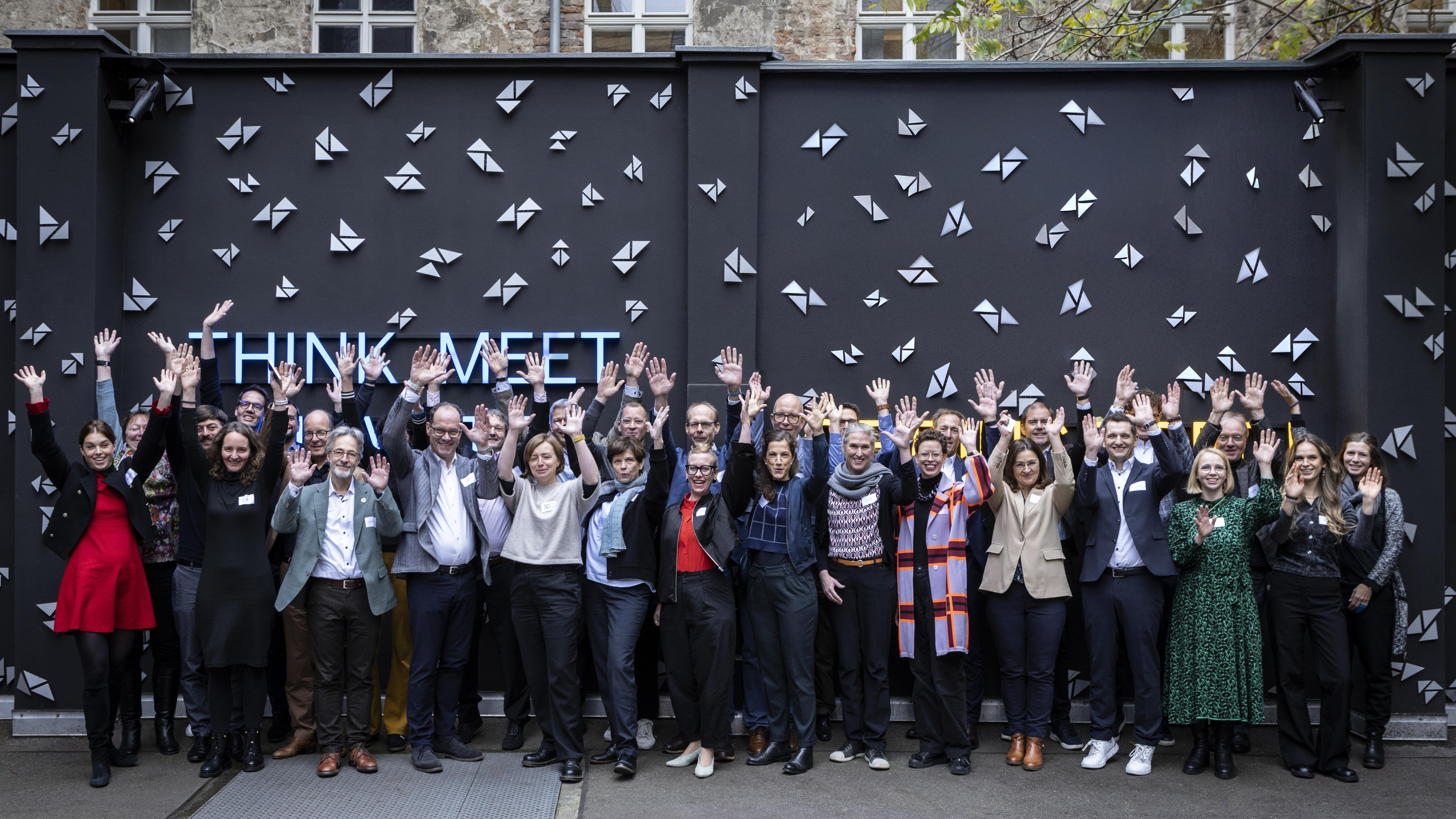 Gruppenbild der Teilnehmerinnen und Teilnehmer des Netzwerktreffens für die transferverantwortliche Leitungsebene an Hochschulen. 