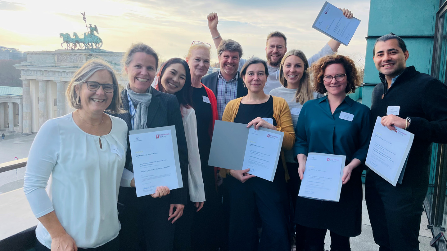 Vertreterinnen und Vertreter der im Rahmen der MINTchallenge International geförderten Projekte