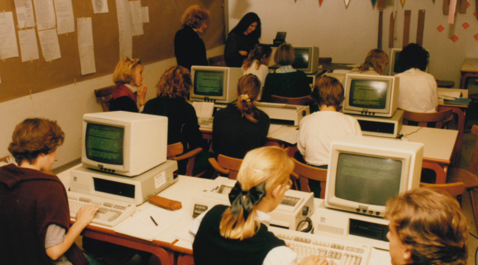 Teilnehmer der Deutsche SchülerAkademie sitzen an Tischen und arbeiten an Computern