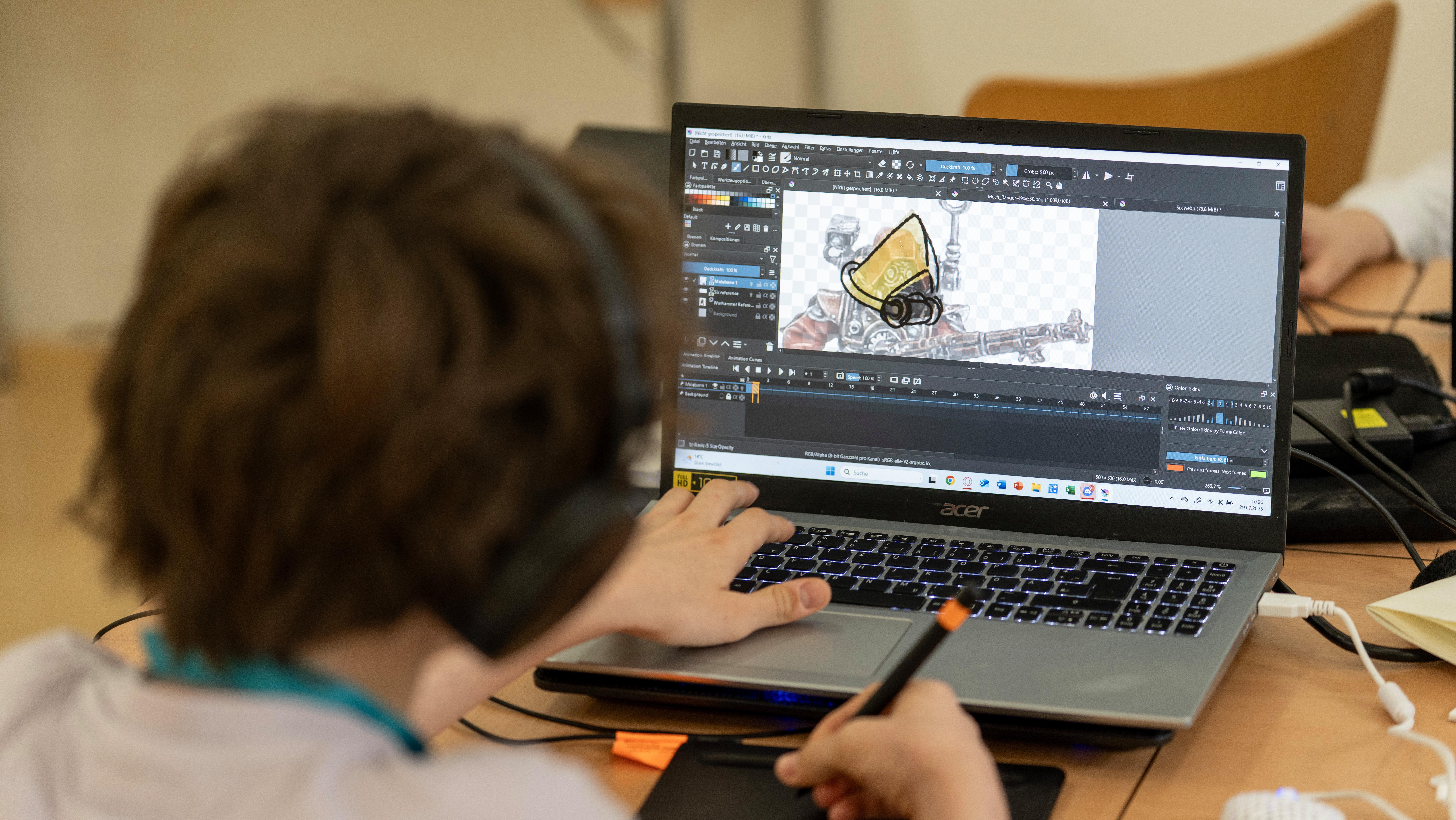 Schüler gestaltet am Computerspiel am Labtop