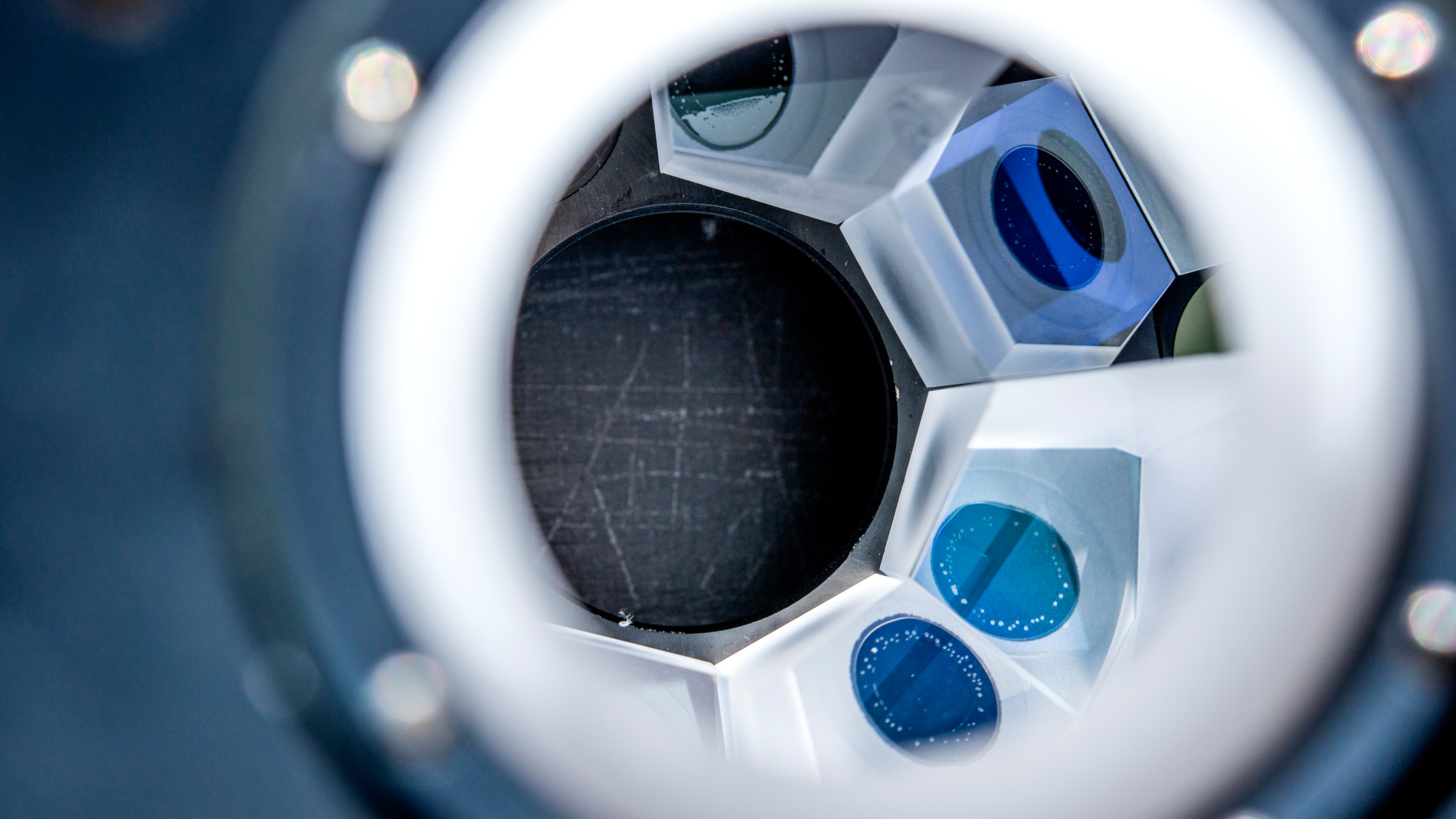 Prismenanordnung eines Hochleistungs-Scheibenlasers (Foto: Deutscher Zukunftspreis/Ansgar Pudenz) image