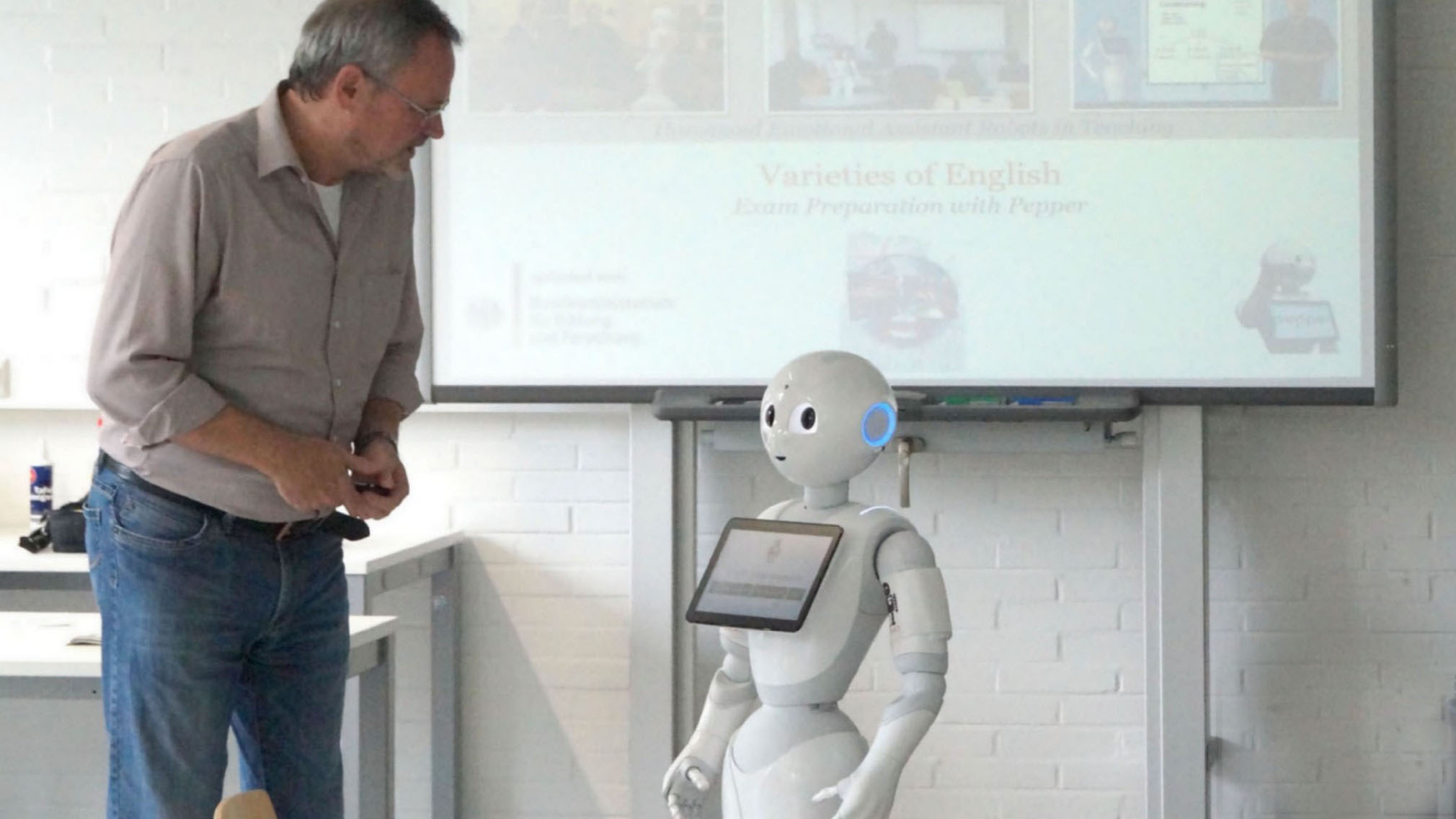 Jürgen Handke und Pepper im Seminar (Foto: Projekt H.E.A.R.T.) image