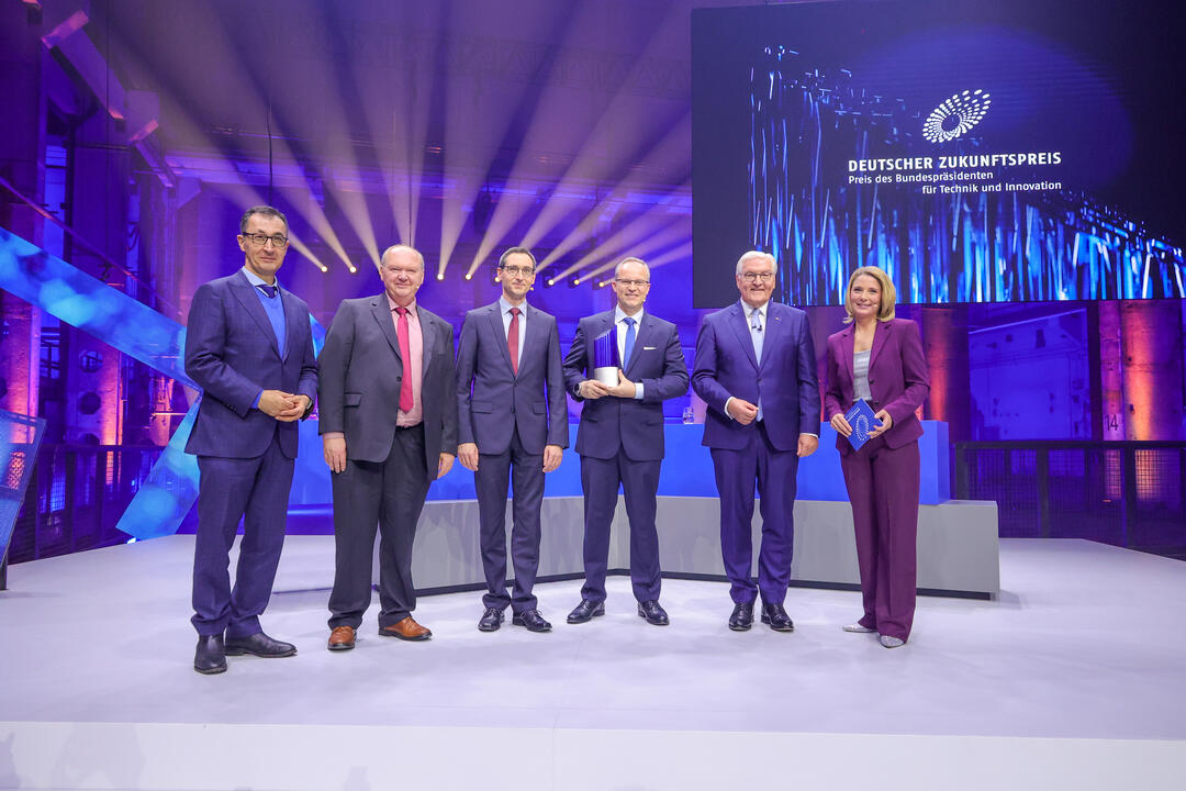 (Foto: Deutscher Zukunftspreis/Jörg Görigk) Gruppenbild: Bundespräsident Frank-Walter Steinmeier mit den Gewinnern des Deutschen Zukunftspreises