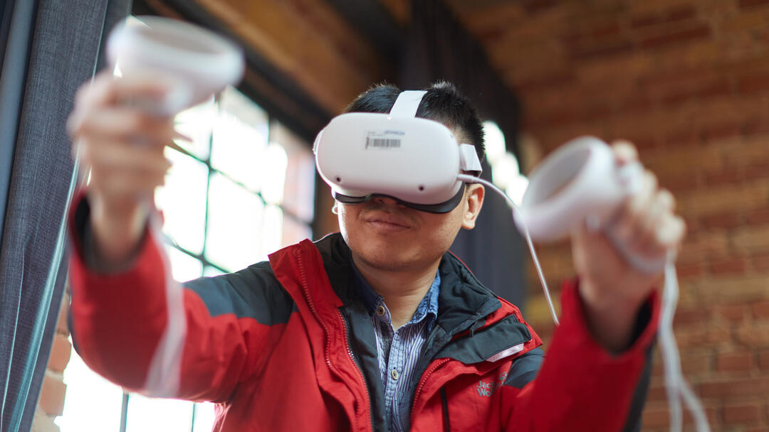 Mann mit VR-Brille (Foto: Bernhard Ludwig, [1V5A7039](https://www.flickr.com/photos/194398438@N02/51682122564/in/album-72157720154746962/), [CC BY-SA 4.0](https://creativecommons.org/licenses/by-sa/4.0/deed.de) via flickr.com)