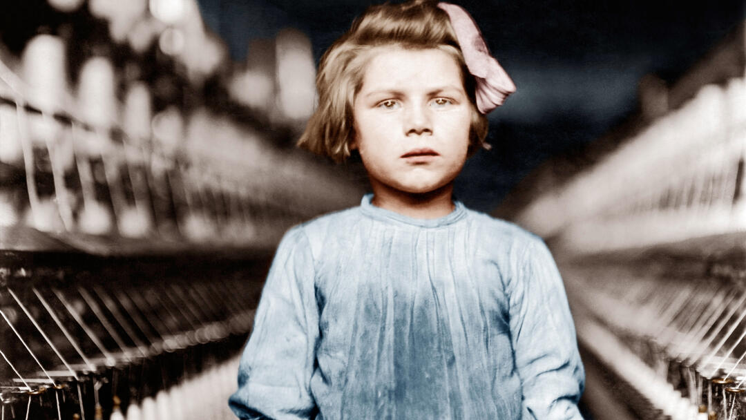 Kinderarbeit in den USA: “A little spinner” (Mädchen in einer Spinnerei).  Foto, undat. (Lewis W. Hine); digital koloriert.