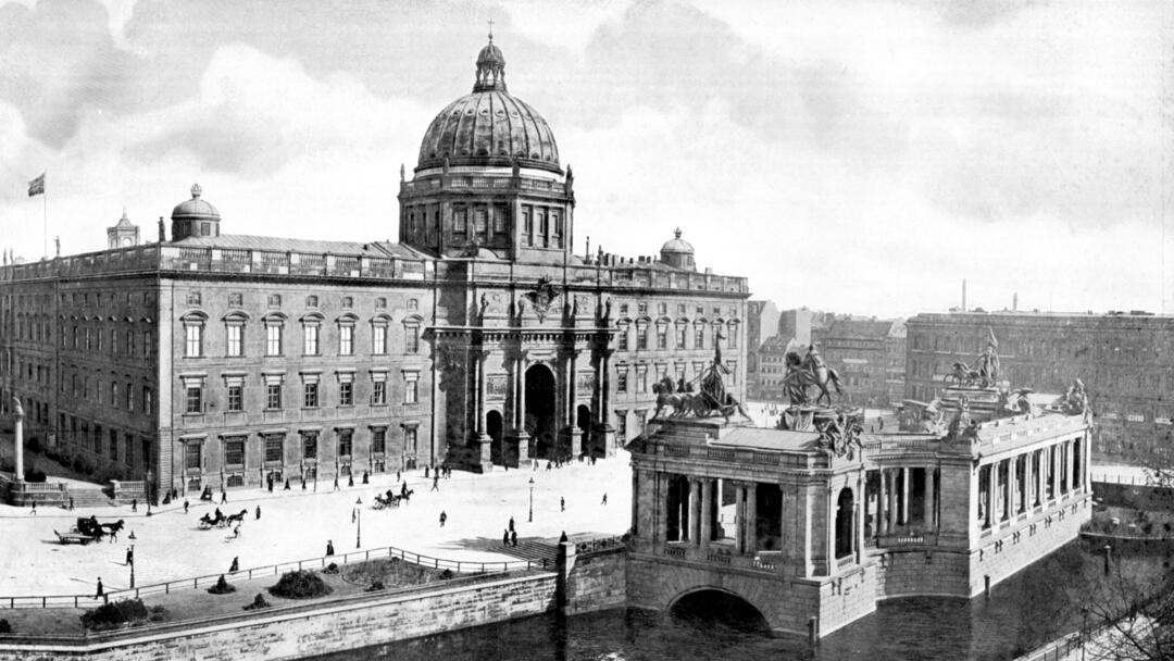 Foto: Gemeinfrei/Unknown: [Berlin Nationaldenkmal Kaiser Wilhelm mit Schloss 1900]( https://commons.wikimedia.org/wiki/File:Berlin_Nationaldenkmal_Kaiser_Wilhelm_mit_Schloss_1900.jpg), via Wikimedia Commons 