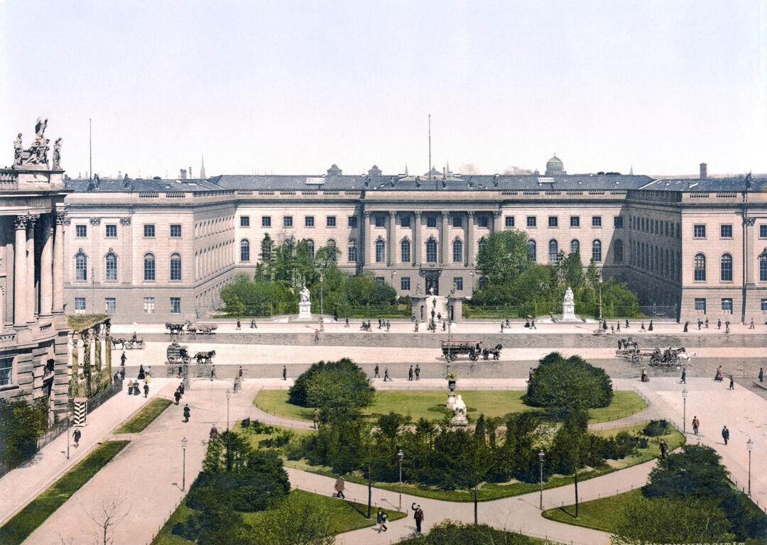Foto: Gemeinfrei/Unknown: [Berlin Universität um 1900]( https://commons.wikimedia.org/wiki/File:Berlin_Universit%C3%A4t_um_1900.jpg), via Wikimedia Commons