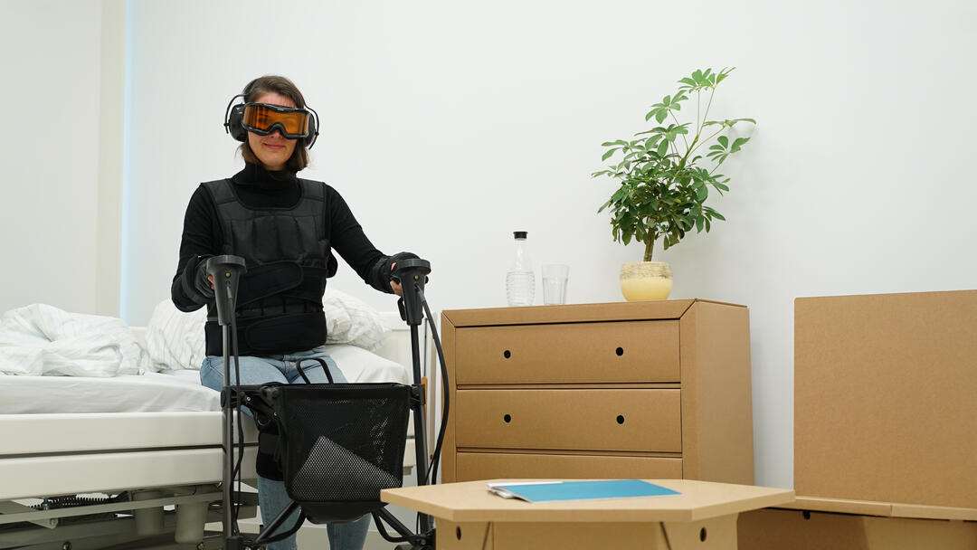 Experiment mit Altersanzug (Foto: DELH)