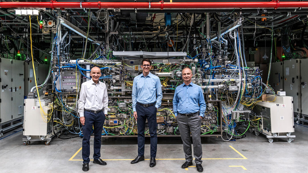 Teambild mit Peter Kürz, Michael Kösters, Sergiy Yulin (Foto: Deutscher Zukunftspreis/Ansgar Pudenz) Teambild mit Peter Kürz, Michael Kösters, Sergiy Yulin (Foto: Deutscher Zukunftspreis/Ansgar Pudenz)