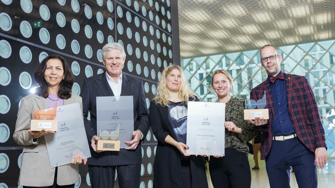 Die Gewinner von Wirkung hoch 100 mit ihren Trophäen (Foto: Kay Herschelmann) Die Gewinner von Wirkung hoch 100 mit ihren Trophäen (Foto: Kay Herschelmann)