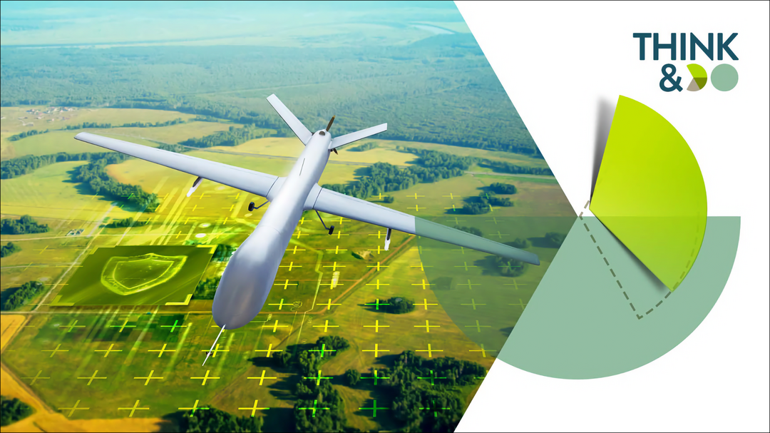 Podcast Cover mit Foto einer fliegenden Drohne