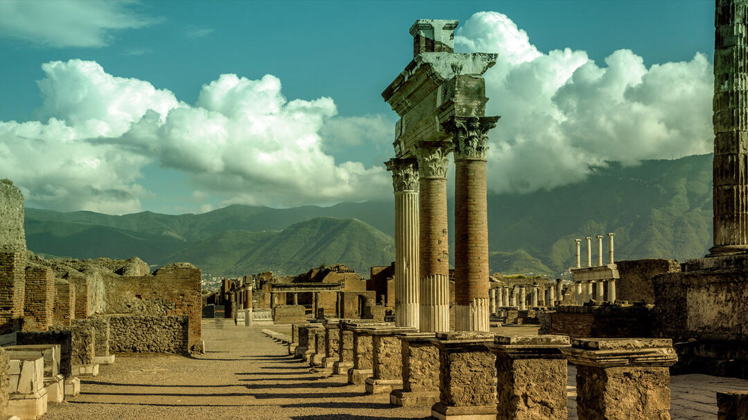 Überreste der antiken Stadt Pompeji (Foto: iStock/jayboivin) image