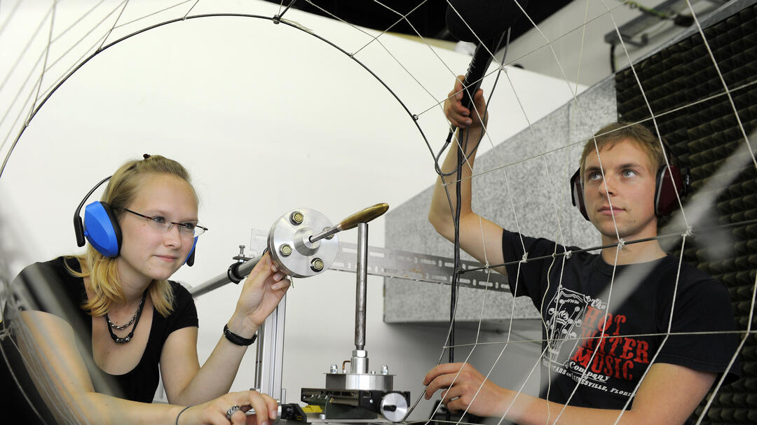Maschinenbaustudenten an der Hochschule Zittau/Görlitz (Foto: Peter Himsel) image