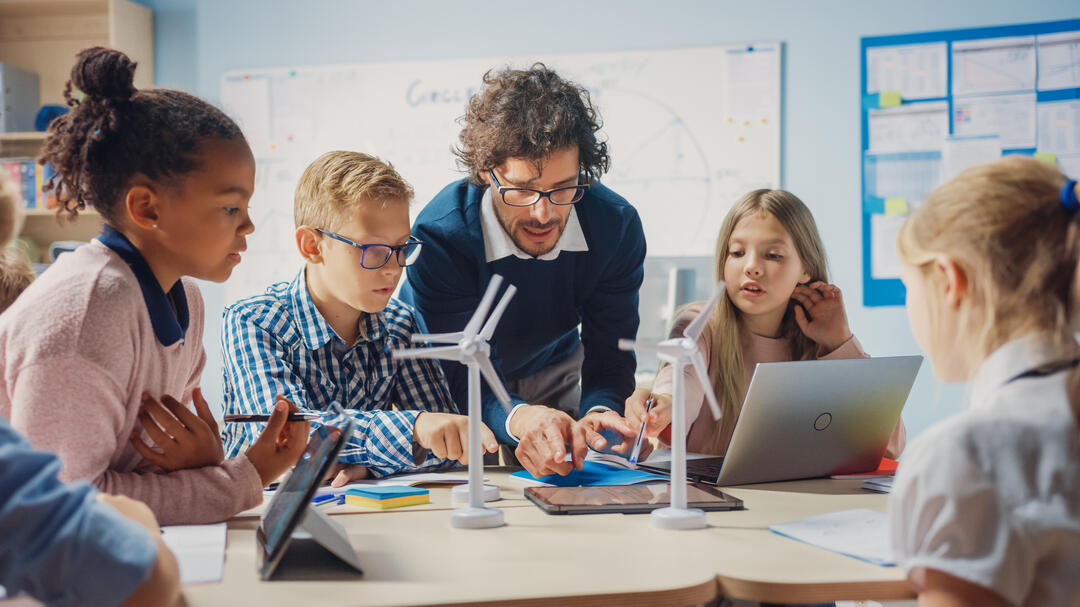 Lehrer baut mit Schülern Windrad-Modell (Foto: iStock.com/gorodenkoff) Lehrer baut mit Schülern Windrad-Modell (Foto: iStock.com/gorodenkoff)