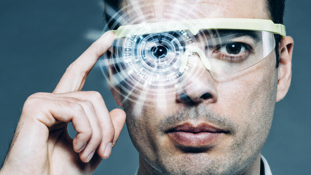 Mann mit Datenbrille