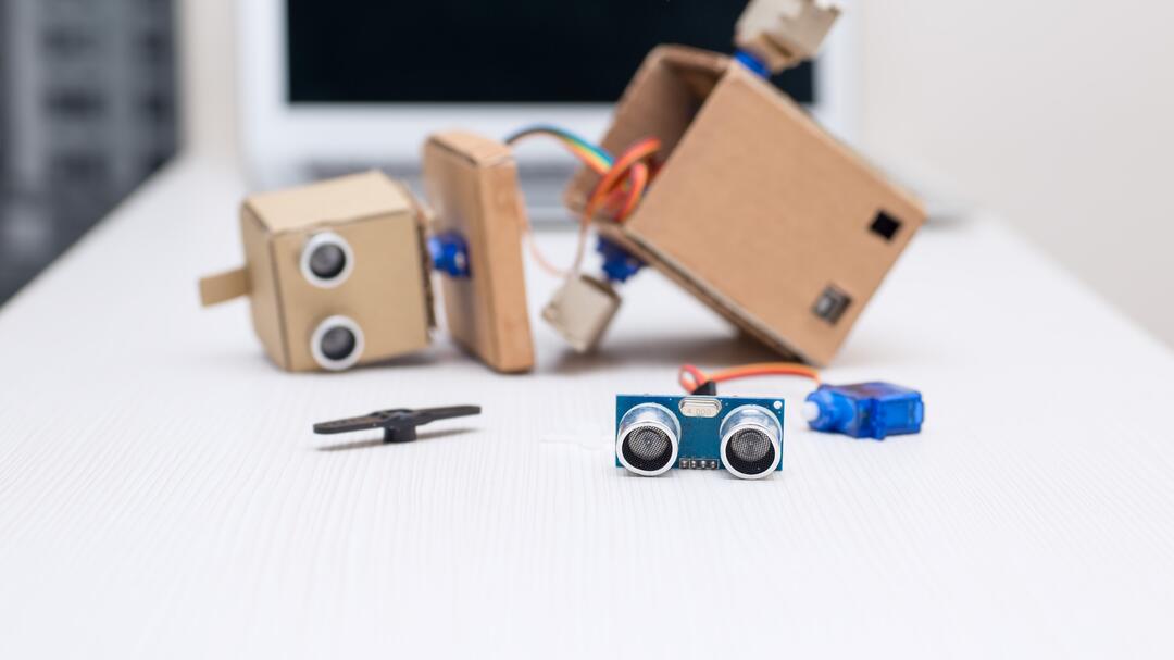 Foto: iStock/ Nastassia_Bas Roboter in Schwierigkeiten
