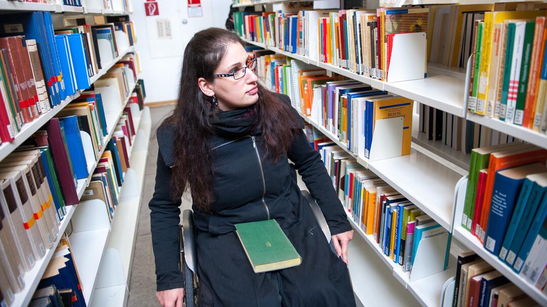 Katharina Tielmann in der Bibliothek