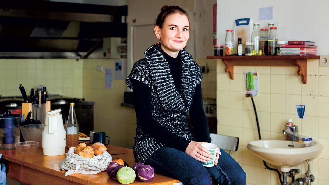 Julia Fuchte wohnt in der Jugendherberge in Bernkastel-Kues und studiert Ökonomie mit dem Schwerpunkt Gesellschaftsgestaltung (Foto: Valerie Schmidt) image