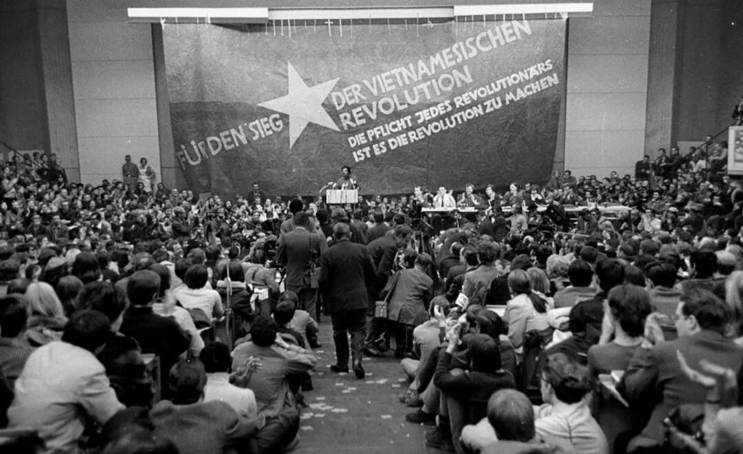Foto: Stiftung Haus der Geschichte, [Ludwig Binder Haus der Geschichte Studentenrevolte 1968](https://commons.wikimedia.org/wiki/File:Ludwig_Binder_Haus_der_Geschichte_Studentenrevolte_1968_2001_03_0275.0001_(16477004053).jpg), CC BY-SA 2.0