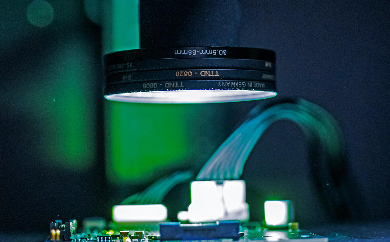 (Foto: Ansgar Pudenz) Das Bild zeigt eine Leuchtdichtekamera-Messung einer Testleiterplatine