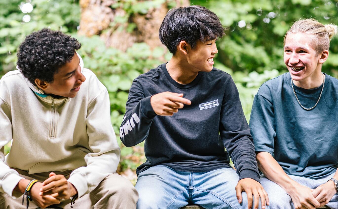 3 Jugendliche haben Spaß auf der VorbilderAkademie