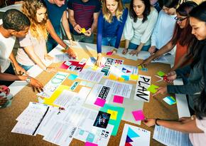 Junge Menschen in einer Workshop-Situation