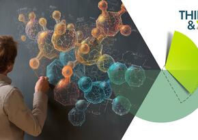 Lehrer an der Schultafel vor naturwissenschaftlicher Zeichnung
