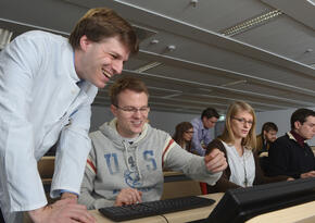 Lehrfellow Tobias Raupach im Seminar mit Studierenden (Foto: David Ausserhofer)