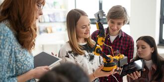 Schüler beim Roboterprojekt
