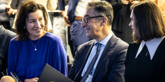 Cem Özdemir und Dorothee Bär bei der Amtsübergabe Mai 2025
