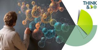 Lehrer an der Schultafel vor naturwissenschaftlicher Zeichnung