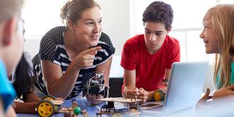 Technikunterricht: Lehrerin erklärt etwa ihren Schülern 