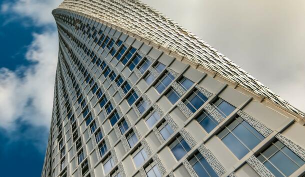 InfinityTower in Dubai; Symbolbild für Hochhäuser mit Fensterfronten