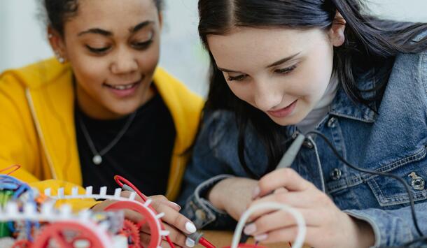 Zwei Schülerinnen bauen im Technikunterricht ein Fahrzeug