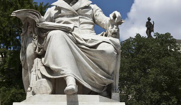 Humboldt-Statue vor der Universität in Berlin 