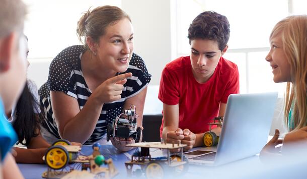 Technikunterricht: Lehrerin erklärt etwa ihren Schülern 
