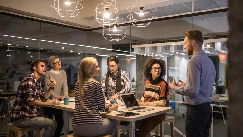 Foto: iStock/ skynesher Büromeeting