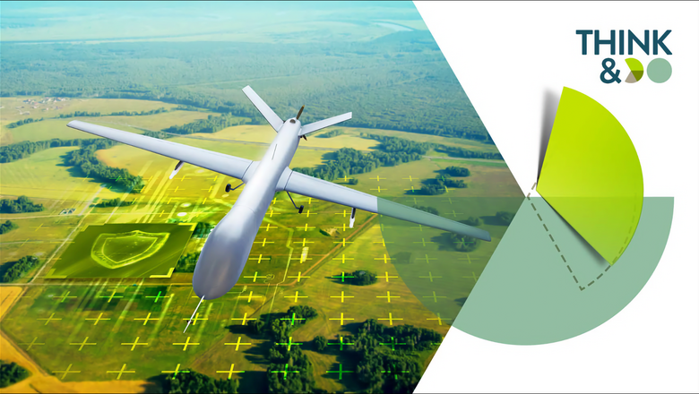 Podcast Cover mit Foto einer fliegenden Drohne