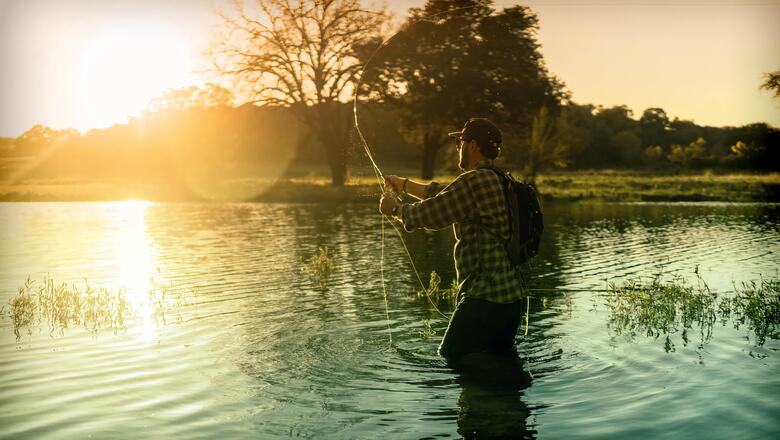 FOTO: UNSPLASH / WILL WALKER Foto eines Anglers in Aktion