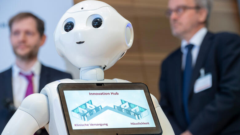 Der humanoide Roboter Thea (Foto: David Ausserhofer) Der humanoide Roboter Thea (Foto: David Ausserhofer)