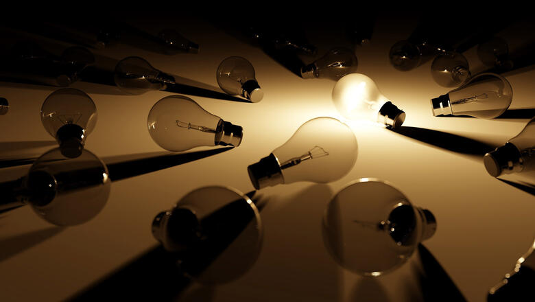 Foto: [CC0](https://creativecommons.org/publicdomain/zero/1.0/deed.de), via [pixabay.com](https://pixabay.com/de/licht-gl%C3%BChbirnen-hoffnung-gl%C3%BChen-2156209/)