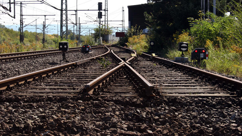 abgeschnittene Bahngleise (Foto: iStock.com/Andreas Weber) abgeschnittene Bahngleise (Foto: iStock.com/Andreas Weber)