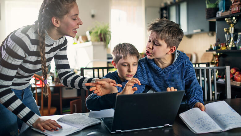 Homeschooling - Streit um Laptop (Foto: iStock/Imgorthand) Homeschooling - Streit um Laptop (Foto: iStock/Imgorthand)