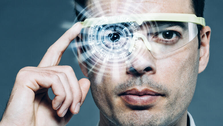 Foto: iStock/ mikkelwilliam Mann mit Datenbrille