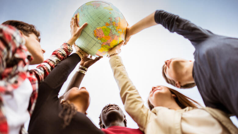 (Foto: iStock.de/franckreporter) Hände halten einen Globus hoch (Foto: iStock.de/franckreporter)