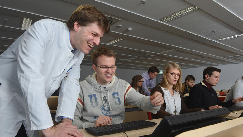 Lehrfellow Tobias Raupach im Seminar mit Studierenden (Foto: David Ausserhofer)