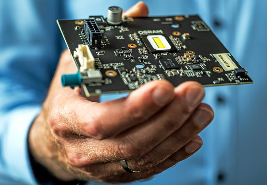 (Foto: Ansgar Pudenz) Testleiterplatine wird von einer Hand gehalten