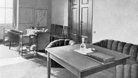 Schmidt-Otts erstes Arbeitszimmer im Schloss (Foto: unbekannt) Schmidt-Otts erstes Arbeitszimmer im Schloss (Foto: unbekannt)