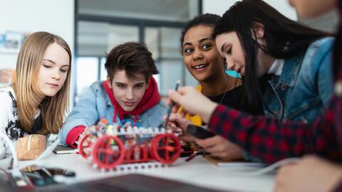 Gymnasiasten beim Robotik-Projekt