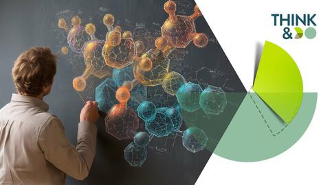 Lehrer an der Schultafel vor naturwissenschaftlicher Zeichnung